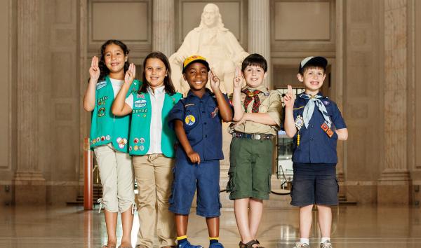 Benjamin Franklin Memorial statue with small group of Scouts