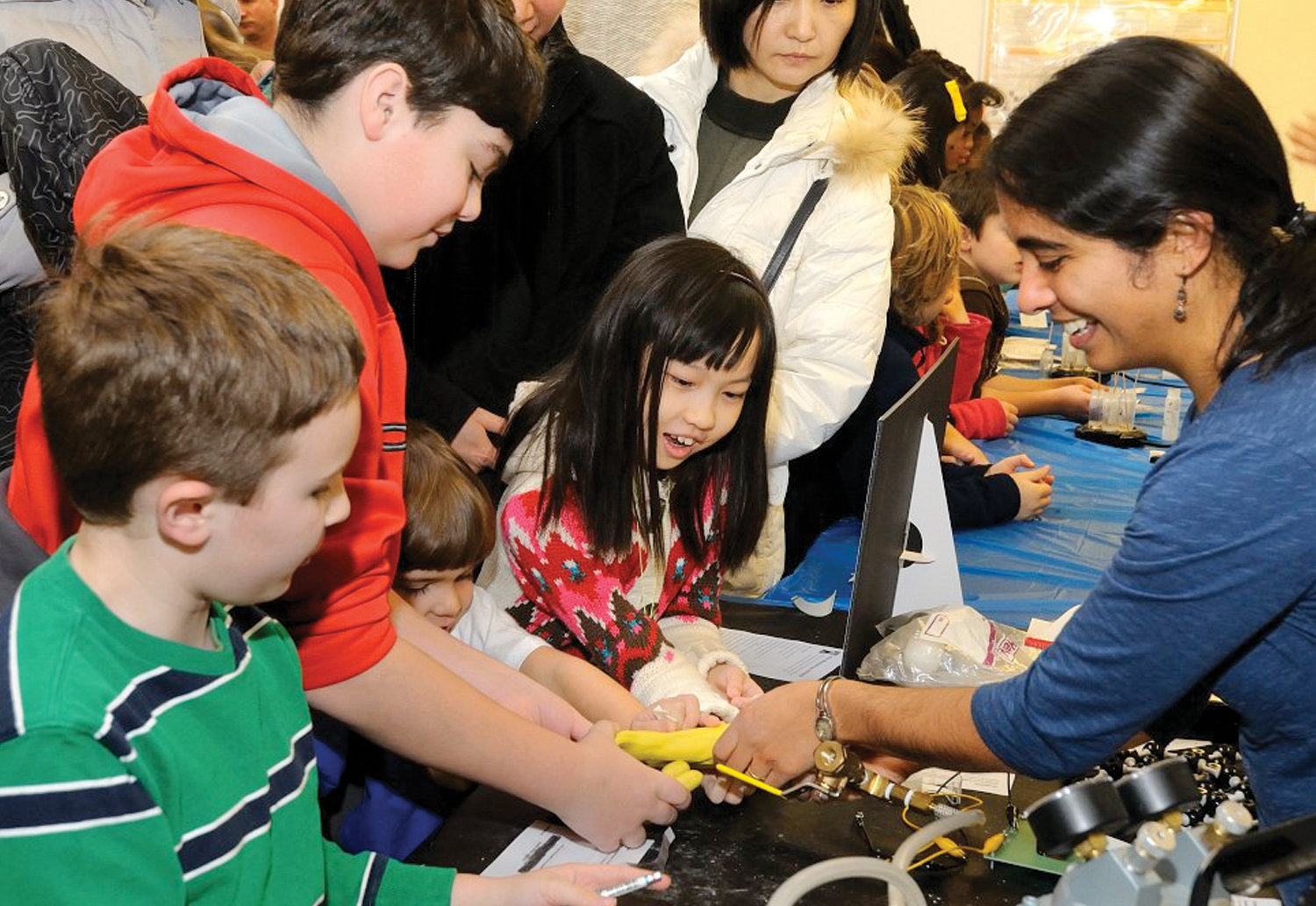 The Franklin Insitutute's Chief Bioscientist Jayatri Das educating students.