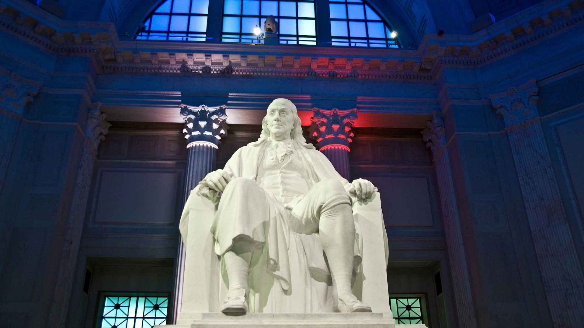 Front-facing view of the Benjamin Franklin Memorial statue