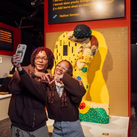 art of the brick - kiss with couple